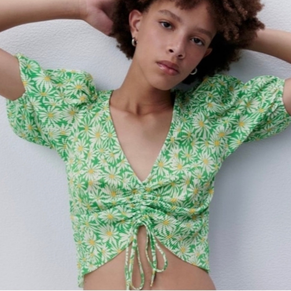 Zara Puffed Sleeve Ruched Front Daisy Print Crop Top- size S
